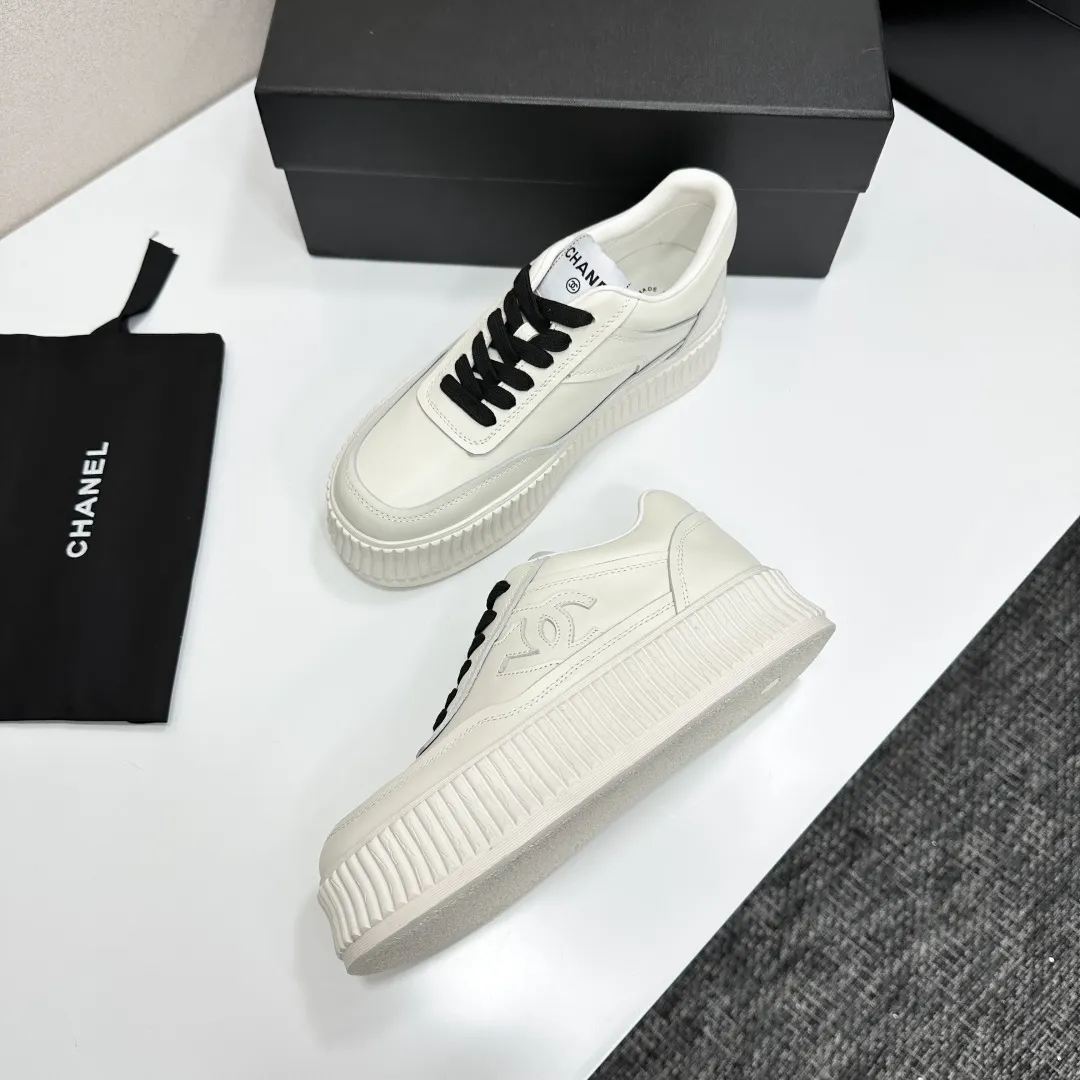 👟👟Ex-factory price 560👟👟Chanel Panda Shoes! 2025 counter's top casual sports shoes. This classic design; the upper is electro-embroidered with a variety of techniques; the outsole is fashionable and sporty; the unusual inclusion of a variety of color matching elements... The diversified mix and match is very good-looking and versatile, and can be used for leisure, fashion, sports, and outdoor... ꫛꫀꪝ Go➫ Materials: ❶Upper made of: original imported first-layer silk cowhide + original waterproof cloth + original first-layer cowhide ❷Inner lining: Breathable mesh ❸ Outsole based on: original TPU combination outsole, full set of boutique packaging for women 35–41